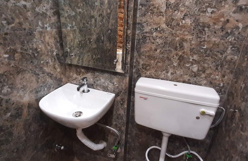 Lajpat Nagar Bed & Breakfast | Modern Flat in Lajpat Nagar with Fully Equipped Kitchen