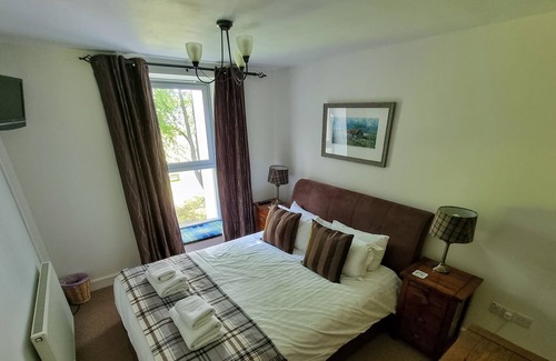 Fort Augustus Apartment | Luxury flat in old Abbey: Wi-Fi, pool, tennis, bbq. Walk to pubs & restaurants