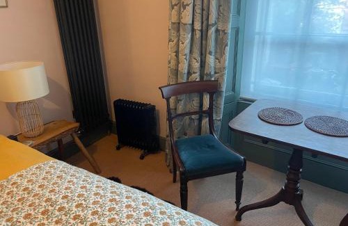 Totnes Apartment | Elegant Flat in Totnes - Guest Rated 9.1/10