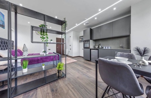 Golders Green Apartment | Elegant Flat Steps from Leicester Square in Central London