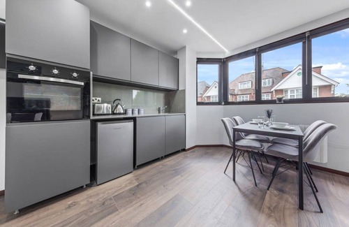 Golders Green Apartment | Elegant Flat Steps from Leicester Square in Central London