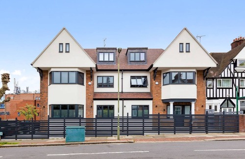 Golders Green Apartment | Elegant Flat Steps from Leicester Square in Central London