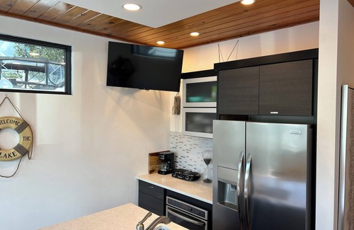 Sanford Boat Rental | Unforgettable Floating House Experience at Boat Tree Marina
