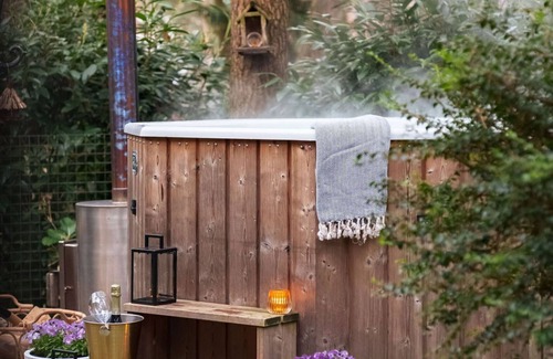 Langstraat Cottage | Relaxing Forest Retreat with Hot Tub and Spa in Limburg