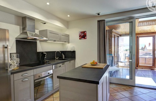 Cellieu Cottage | Gite Cellieu: Family-Friendly Retreat with Spa & Breakfast