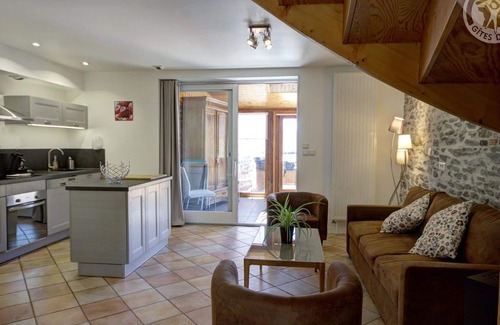 Cellieu Cottage | Gite Cellieu: Family-Friendly Retreat with Spa & Breakfast