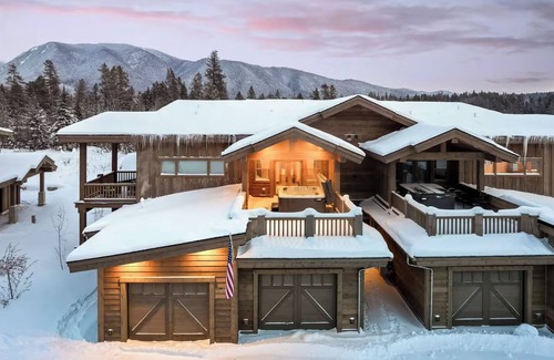 Coram Condo | Luxury GNP Gem-Sleeps 11-Hot Tub-Scenic Retreat Near Glacier Park- 7 mi to GNP