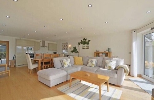 Mevagissey Apartment | Oceanfront Apartment for 5 with Delightful Ocean Views
