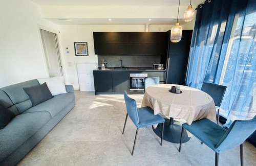 Alba Apartment | Pet-Friendly Groundfloor Retreat with Oceanfront Views