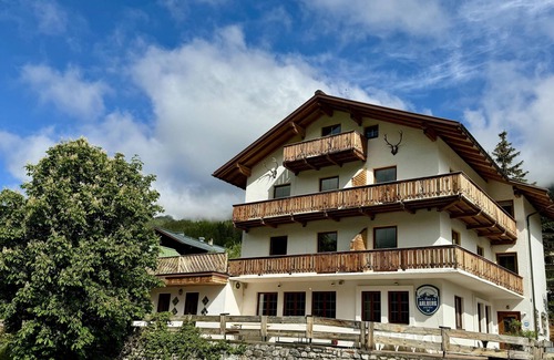 Pettneu am Arlberg House | Group Retreat with Sauna & Cinema for Memorable Getaways