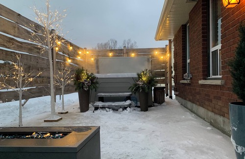 Oro-Medonte House | Premier Guest House with Private Hot Tub and Scenic Trails