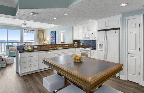 Thomas Drive Condo | Oceanfront 2 Bedroom Condo: Rated 10/10 with Pool & Spa