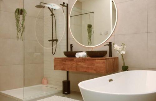 Oud-Loosdrecht Apartment | Elegant Harbour Suite with Private Parking & Top Amenities