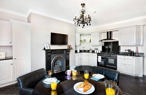 Harrogate House | Elegant Harrogate Townhouse Apartment with Free Parking