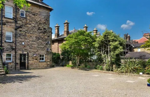 Harrogate House | Elegant Harrogate Townhouse Apartment with Free Parking