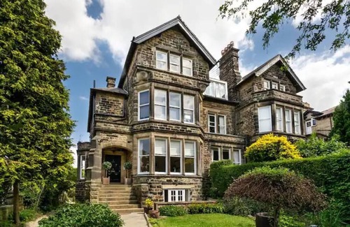 Harrogate House | Elegant Harrogate Townhouse Apartment with Free Parking