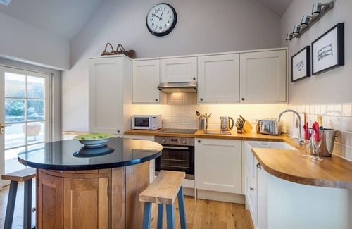 Cupar House | Indulge in Hayshed Cottage with Hot Tub near St Andrews