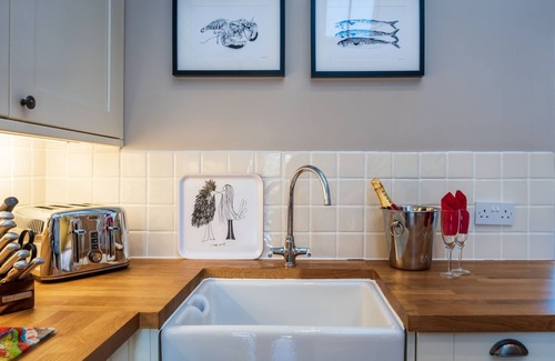 Cupar House | Indulge in Hayshed Cottage with Hot Tub near St Andrews