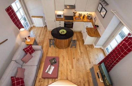 Cupar House | Indulge in Hayshed Cottage with Hot Tub near St Andrews