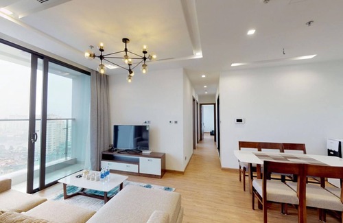 Trang Tien Apartment | Elegant 3-Bedroom Vinhomes Metropolis Apartment with Spa