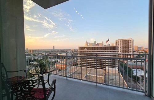 Midtown Apartment | Elegant Highrise in Midtown with Pool and Skyline Views