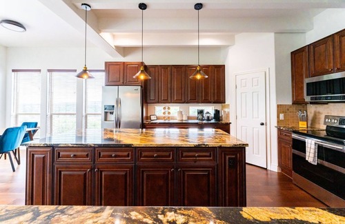 Northshore On Lake Travis House | Idyllic Retreat with Pool & Scenic Views - Sleeps 10