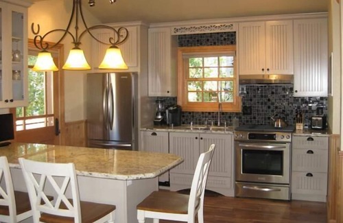 Truckee Cabin | Historic Truckee River Cabin with Spa & Lake Views