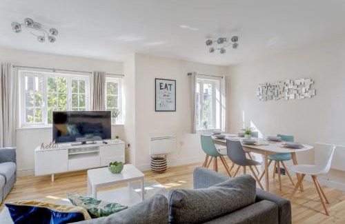 Hitchin Apartment | Premier Hitchin Apartment with Hot Tub & Central Location