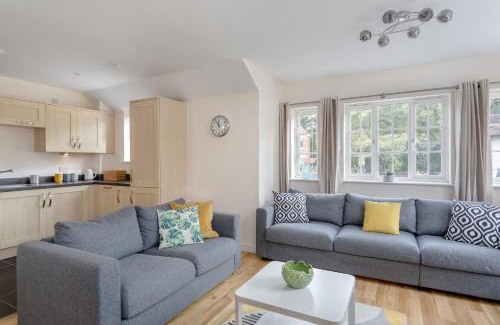 Hitchin Apartment | Premier Hitchin Apartment with Hot Tub & Central Location