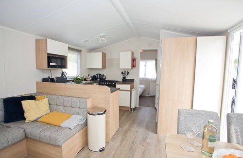 Ringwood Ski Chalet | Exclusive Retreat Amidst Oakdene Forest - Pet Friendly & More