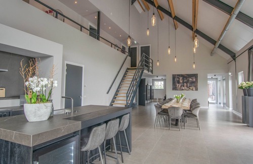 Lage Zwaluwe House | Elegant Holiday Home with En-Suite Rooms and Breakfast