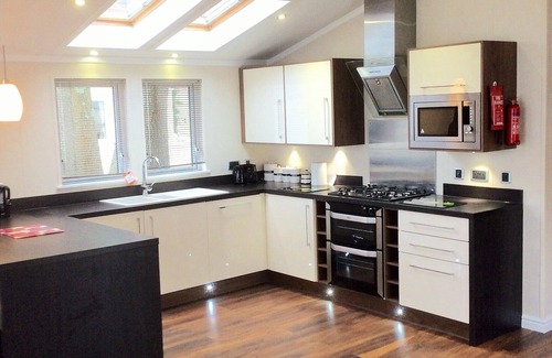 Cowes House | Beachside Holiday Lodge with Ocean Views & Perfect Rating