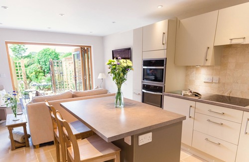 Empingham Cottage | Idyllic Holiday Retreat by Rutland Water with Breakfast