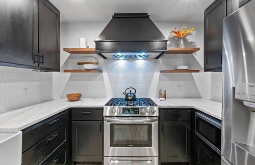 Greenslopes At Lake Creek House | Ideal Home for Short-Term Stays with Pet & Child Amenities
