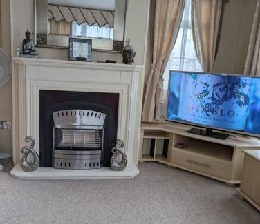 Ingoldmells Apartment | Cozy Oceanfront Caravan: Your Home Away from Home