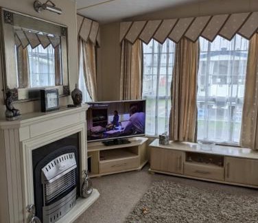 Ingoldmells Apartment | Cozy Oceanfront Caravan: Your Home Away from Home