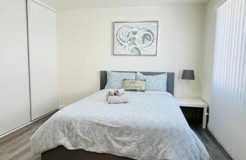 Orange Apartment | Family-Friendly Retreat Near Disney: 4-Star Rated Escape