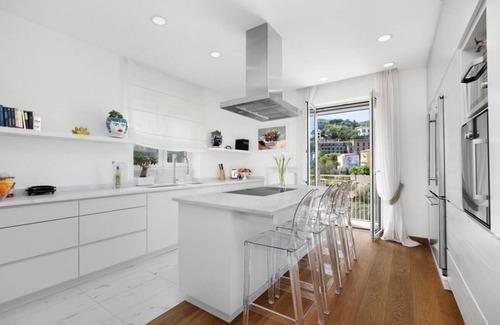 Sorrento Historic Centre Apartment | Seaside Retreat: Top-Rated Home with Jacuzzi & Spa Amenities