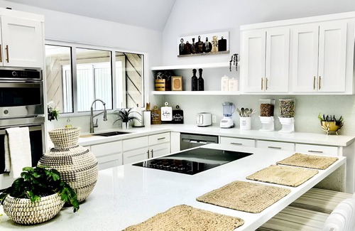 Edinburg House | Luxury Home, Sparkling Pool Jacuzzi, Sauna & More