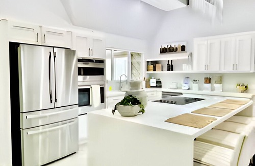 Edinburg House | Luxury Home, Sparkling Pool Jacuzzi, Sauna & More