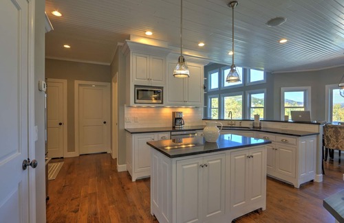 Glenwood Springs House | Mountain Retreat with Deck, Fire Pit & Spa - 10/10 Rating