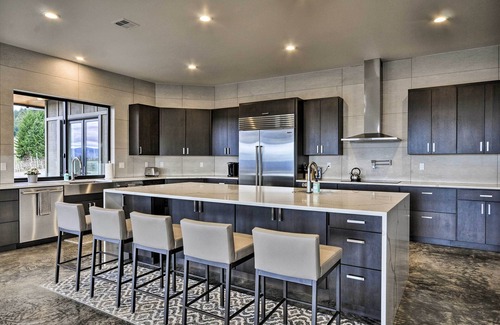 Underwood House | Elegant Home with Scenic Views - Near Columbia River