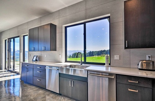 Underwood House | Elegant Home with Scenic Views - Near Columbia River