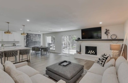 Northwest Dallas House | Elegant 5-Bedroom Home with Private Pool and Pet Friendly
