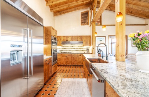 Chupadero House | Architectural Gem with Spa & Pet-Friendly in the Foothills