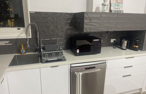 Portland House | LUXURY HOME WITH KING BED, HOT TUB, WiFi, AC , Arcade games Netflix sleeps 9