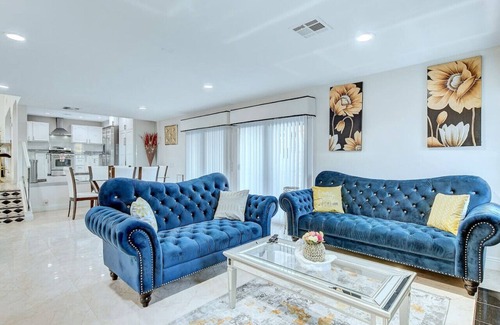 Paradise House | Exceptional Home with Pool, Gym & RV Parking - 10/10 Rated