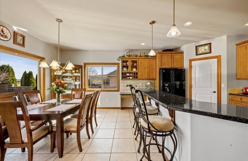 South Richland House | Idyllic Home with Pool & Mountain Views Near Trails