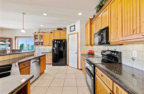 South Richland House | Idyllic Home with Pool & Mountain Views Near Trails