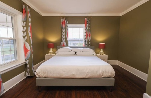 Forest Lake Bed & Breakfast | Luxury Home with Six bBedrooms and Seven Bathrooms one mile from the University of Alabama.
